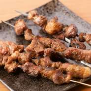 唐辛子やクミンなど6種類の薬味を使い、炭火で香ばしく焼き上げています。くさみを残さず、ラム本来の旨みだけを絶妙に引き出した【赤坂門店】限定の人気メニューです。