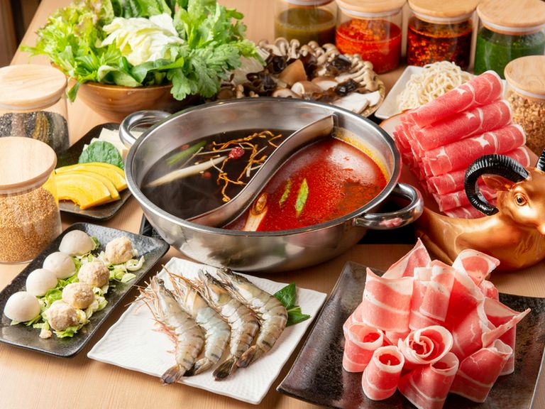 自分好みの組合せで楽しめるオーダーメイドの『モンゴル薬膳鍋』は店自慢の一品