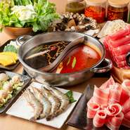 4種類のスープと40種類の薬味を自分好みに組み合わせて楽しめるオーダーメイドの『モンゴル薬膳鍋』が店自慢の一品です。海鮮や肉はもちろん野菜や豆腐といった具材も圧巻の品揃えです。