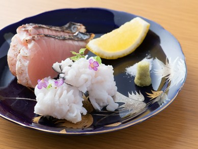 ゲストを魅了する、湯引きで引き出すその味わい『穴子の湯引き』