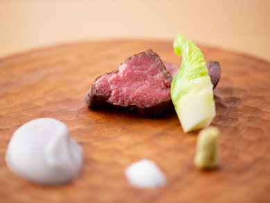 こだわりの焼き加減、「58度焼き」で提供される『九州産黒毛和牛の炭火焼』