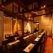 暖かみのある照明がフワッと優しく包み込んでくれる店内。天井が高く、広々とした設計で開放感にあふれています。ゆったりとした時間が流れていて、まったりとくつろげそうです。