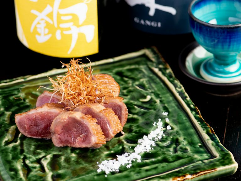 藁の香りをまとったジューシーな「鴨肉」を食す『鴨ロースの藁焼』