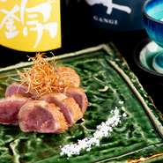 「鴨肉」を藁で焼き上げた一品。燻製されたようなスモーキーな味わいで、噛み締めた瞬間に芳しい香りが鼻腔をくすぐります。塩を少しのせて食せば、肉の旨みがいっそう引き立ちます。