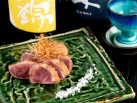 藁の香りをまとったジューシーな「鴨肉」を食す『鴨ロースの藁焼』