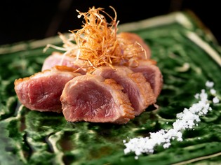 藁の香りをまとったジューシーな「鴨肉」を食す『鴨の藁焼き』