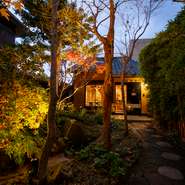 古民家を改装している【旬や　みなくち】。門をくぐって店に入るまでは美しい庭があり、“古き良き日本”を感じさせてくれます。都会の喧騒から離れ、落ち着いた空間の中でゆったり過ごせます。