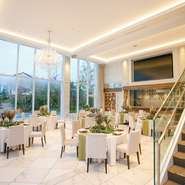 高い天井とその天井まで切り取られた大きな窓がある、開放的なレストラン。ランチは室内全体に自然の光を取り込みながら、ディナーはシャンデリアの輝きを眺めながら食事が出来ます。