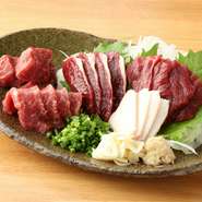 毎日熊本から直送される新鮮な馬肉を、焼肉で楽しむことができます。焼肉で使う食材も、生で食べられる程の鮮度となっています。3点盛りと5点盛りから選べます。