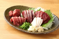 焼肉で使う食材も、生で食べられる程の鮮度。毎日熊本から直送される新鮮な馬肉使用『馬焼肉盛り合わせ』