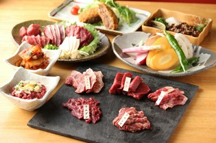 毎日熊本から直送される新鮮な馬肉を使用。こだわり抜かれた食材
