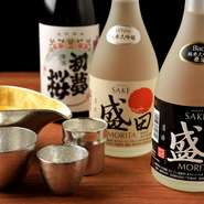 「お酒に関しても、地元を大いに意識しています」とは料理人の談。愛知、岐阜、長野など各地の地酒をはじめ、盛田酒造の日本酒も豊富にラインナップ。地元食材を地酒で味わう、魅惑のマリアージュを堪能できます。