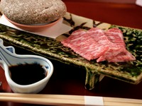 成熟した肉本来の旨みを堪能『瀬戸山麓牛の石焼き』