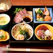 季節の素材を味わえる『松花堂弁当』は、ランチ時のお楽しみ。2500円と3200円の2種類が用意され、3200円のものには3種の刺身と茶碗蒸し、デザートが付いてきます。