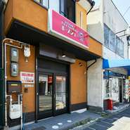 ラクレットチーズや自家製スモーク、低温調理された逸品を気さくに味わえる【ビストロバル　ホースシュー】。駅から徒歩数分、住宅街の程近くと立ち寄りやすい立地もうれしいポイントです。