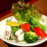 温野菜と小イカの温かいサラダ　レモンバジルソースでさっぱりと召し上がれます