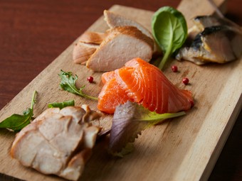 多彩なおいしさを食べ比べ。自家製スモークを味わう『スモーク盛り合わせ』