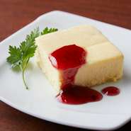 チーズたっぷりの濃厚な味わい。大きさは控えめなので食後でも安心です。
