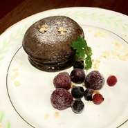 チョコ派のあなたに　しっかりとした甘さが食事の後に満足感を添えてくれます