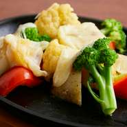 ヘルシーな逸品、野菜の甘みとチーズのコクをたまごがとろりと包む。