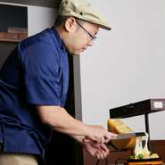 「お食事が終わってもせかすようなことはせず、ゆったり過ごせる雰囲気づくりも大切にしています」と料理人。”くつろげる居場所”という価値あるひととき。贅沢な時間を過ごすことができそうです。