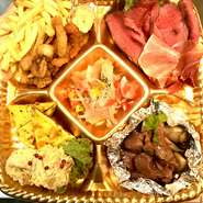 内容
和牛ローストビーフ　生ハム　ポテトフライ　ヤリイカのフリット
ポップコーンシュリンプ　スパニッシュオムレツ　燻製薫るポテトサラダ
砂肝のコンフィ　キノコのオイル漬け　スモークサーモンのマリネ

