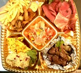 内容
和牛ローストビーフ 生ハム ポテトフライ ヤリイカのフリット
ポップコーンシュリンプ スパニッシュオムレツ 燻製薫るポテトサラダ
砂肝のコンフィ キノコのオイル漬け スモークサーモンのマリネ
