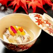 近江や京都近郊で採れた新鮮な野菜を使用して、近江の四季の移ろいを表現しています。食材の持つ魅力を引き立てるため、味つけから使用する器や盛付け等、細部にまで注力。季節を感じる料理を楽しめます。