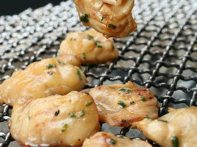 上身のおいしさを炭火焼で堪能。ふぐコース料理の一品『焼ふぐ』