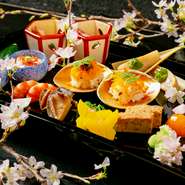 近江や京の季節折々の食材を盛り込んだ懐石料理。異なる献立で7種用意されています。季節感あふれる器や装飾で、料理を引き立て目を引きます。香りや味わいなど五感で感じながらじっくりと堪能できます。