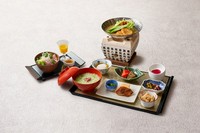 夏らしくさっぱりとした冷やし抹茶粥をご用意。焼魚はご飯にもよく合う西京漬けなどをご用意し、明太子や漬物など御飯のおともと麦味噌仕立ての鍋も合わせてご堪能ください。もちろん白御飯もお選びいただけます。
