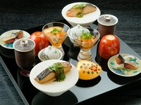 いろいろな料理が一度に愉しめる、季節の味を詰め込んだ『八寸盛り合わせ』