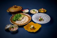 京都の夏の代名詞である鱧を存分にお楽しみいただけます。前菜には焼霜、鱧梅煮麺、お造りは定番の鱧落としを梅肉と合わせてご用意。天婦羅、鱧鍋と続き〆は鱧雑炊をお楽しみ下さい。
※3日前17:00までの要予約。