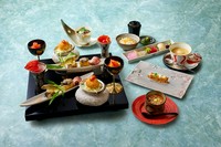 京都嵯峨名物フォアグラの粕漬けや白味噌仕立ての椀物替り、スッポン茶碗蒸しと続き、台の物として鮎や鱧、鮑コロッケ、賀茂なすなどを一堂に会し、目でも楽しめるコースです。

※前日17:00までの要予約。
