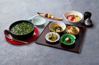 夏らしく冷たいすくい豆腐から始まり、夏野菜や鱧などを一堂に会した八寸をメインにお食事は海鮮ちらし寿司を舌鼓。気軽にお楽しみ頂ける御膳仕立てでの提供となります。