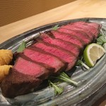 油っぽくない黒毛和牛のランプ肉を豪快に焼きました。