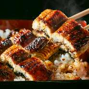 鰻は腹側から開いて蒸さずに串打ちし、備長炭の遠火で丹念に仕上げます。肉厚な身のふっくら食感がたまりません。ちなみに鰻の旬は脂ののった冬。有名な長浜の「盆梅展」の頃がおいしい鰻の狙い目かも。