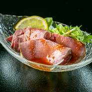 牛タンにオリーブオイルをまぶし、じっくりオーブンで仕上げた一品。水菜と紫玉ねぎの付け合わせは店主の畑で自家栽培しているもの。ホースラディッシュを加えた醤油ベースのタレが絶妙です！ 