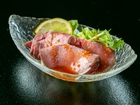 牛タンにオリーブオイルをまぶし、じっくりオーブンで仕上げた一品。水菜と紫玉ねぎの付け合わせは店主の畑で自家栽培しているもの。ホースラディッシュを加えた醤油ベースのタレが絶妙です!