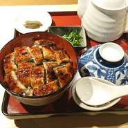 ひつまぶし
薬味と出汁がついてあるので好きな食べ方で色んな食べ方が楽しめます。山葵と鰻が意外と合うかも。