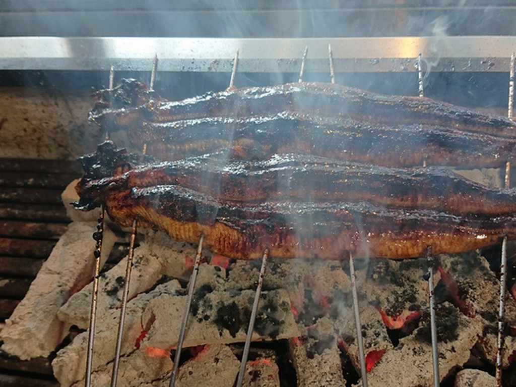 炭火の遠赤効果でじっくり焼き上げるので身はふっくら