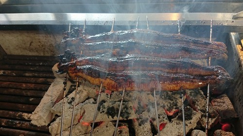 炭火の遠赤効果でじっくり焼き上げるので身はふっくら