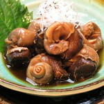 お酒の肴にピッタリな料理長十八番の逸品。
柔らかく炊き上げたばい貝は日本酒と共に。