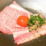 クラシタ（肩ロース）を程よく炙り、臭みもなくコクのある味わいの卵黄、薬味と混ぜてお召し上がりください。