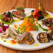 目でも舌でも楽しめる『8種類の前菜の盛り合わせ』。一品ひとしな手間暇をかけたラインナップは、季節によって内容も変化。旬の食材を存分に、さまざまな調理法で味わうことができそうです。