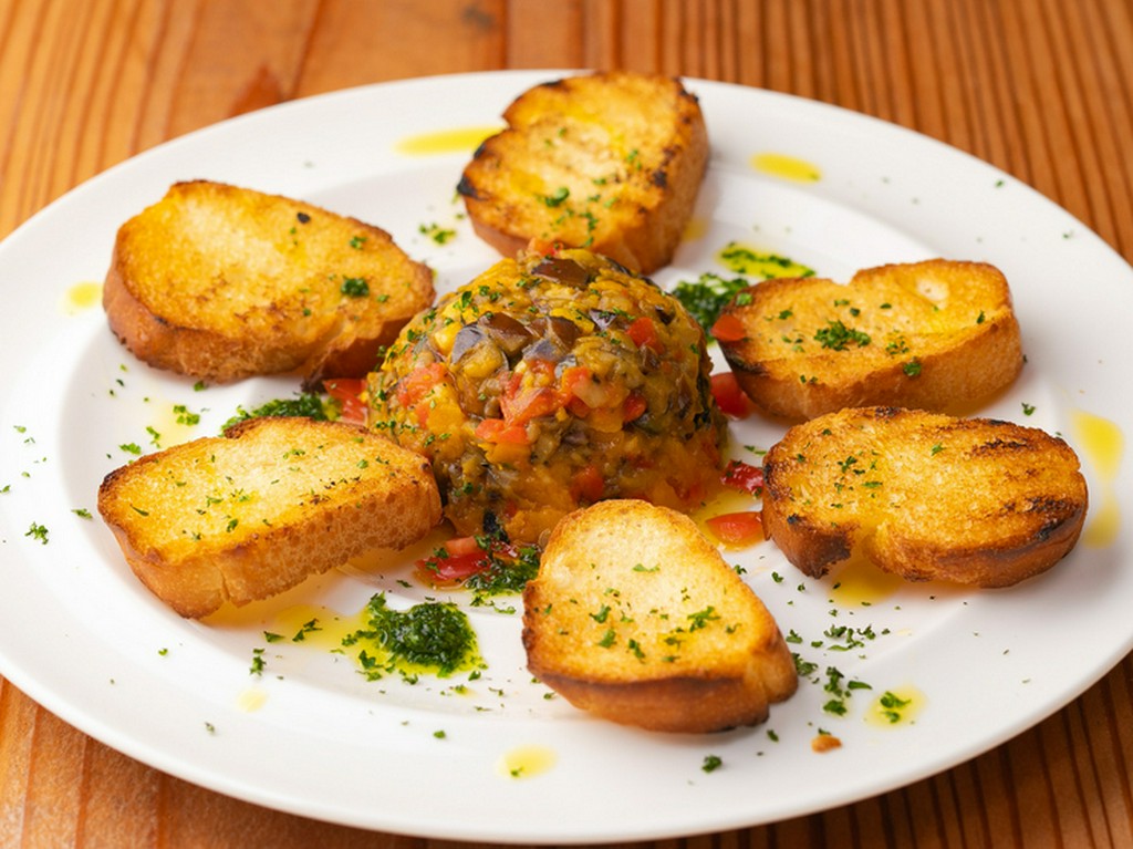 焼き茄子と旬野菜のみタルタル軽いヴィネガー風味　バケット添え