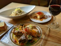 前菜の6種盛り合わせ、パスタ、パン、デザート、コーヒーor紅茶or自家製サングリア(数量限定)