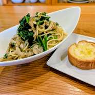 北イタリア風木の子とホウレン草のペペロンチーノ
バケット付き￥980

北イタリアの郷土料理をシンプルなパスタにしました。木の子、ニンニク、オリーブオイルとパセリのソースであっさりとしたやさしい味わいです。