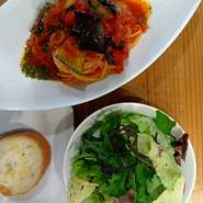 期間限定のパスタランチ￥1200(税込)
☆佐賀県　吉野ヶ里産　有機野菜のグリーンサラダ
☆シチリア風揚げなすとバジリコのトマトソーススパゲッティー
☆バケット

＋￥500でランチデザートセットをつけられます