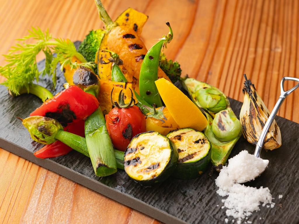 シンプルながらも贅沢な逸品『島野菜と百姓の塩のグリル』